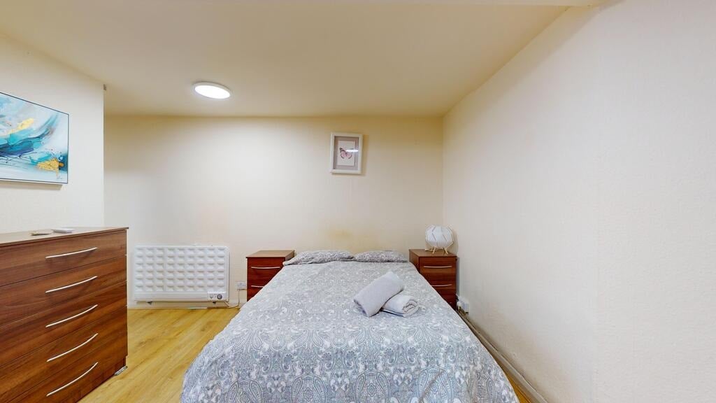 Room High Road in Greater London