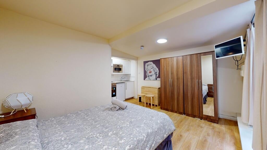 Room High Road in Greater London