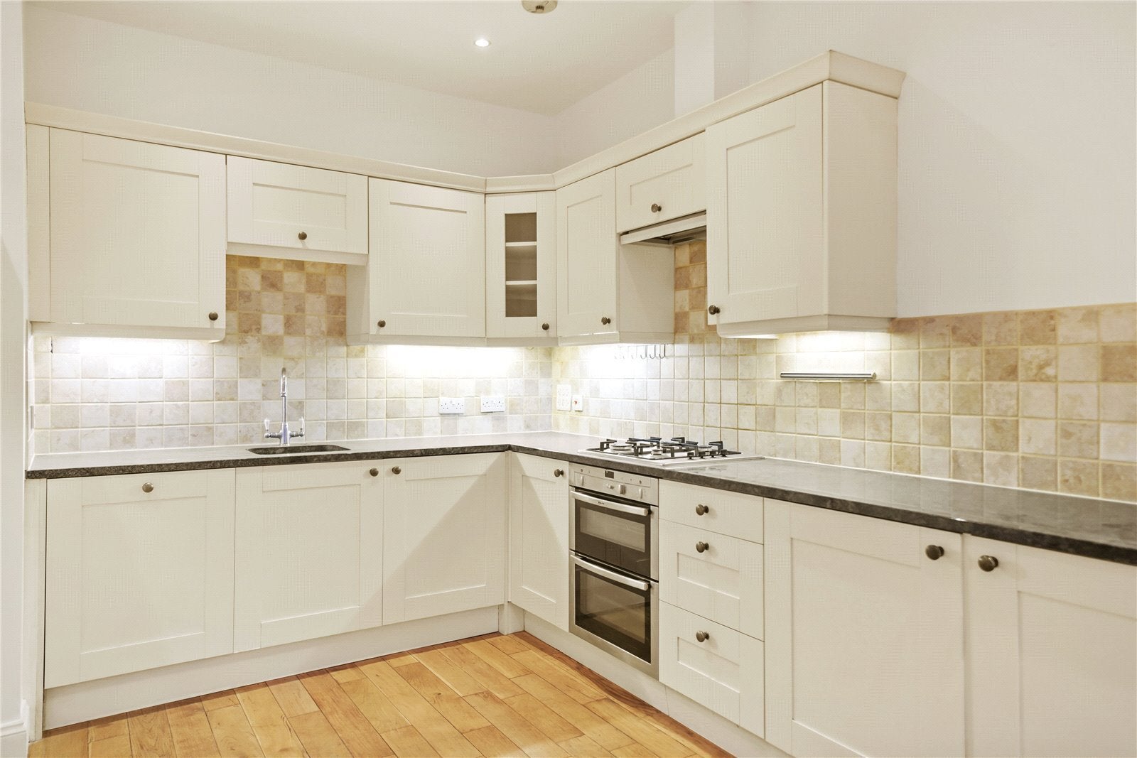 Flat Glenmore Road in Greater London