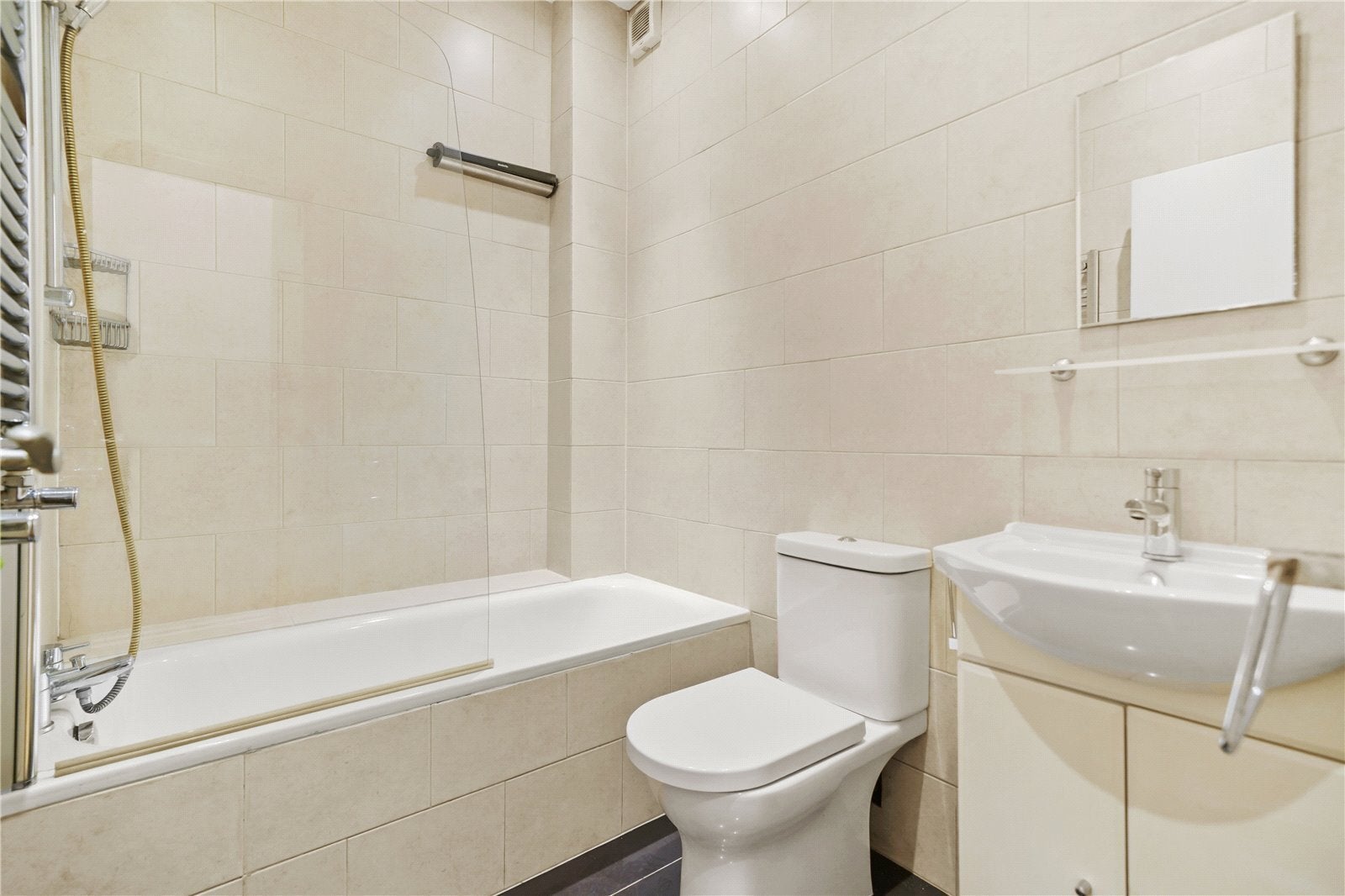 Flat Glenmore Road in Greater London