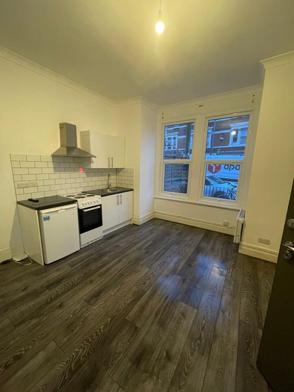 Flat Putney Bridge Road in Greater London