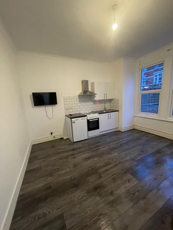 Flat Putney Bridge Road in Greater London