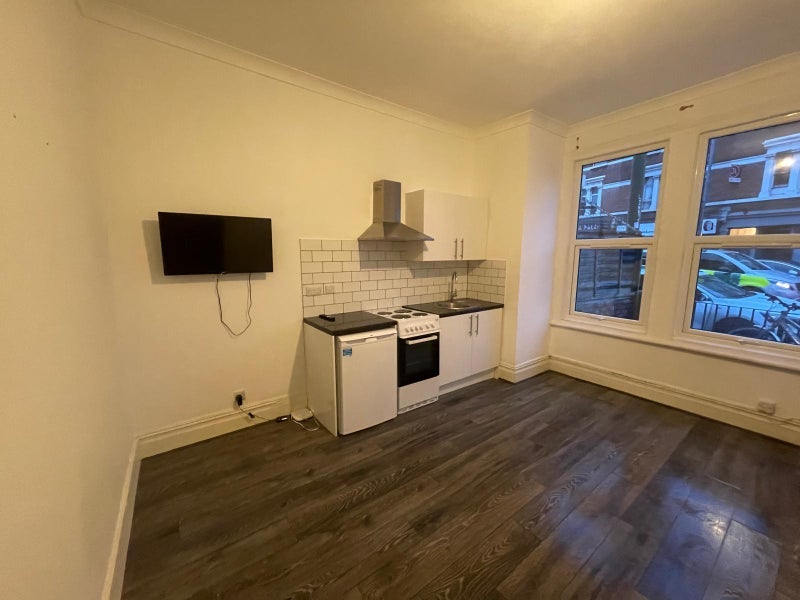 Flat Putney Bridge Road in Greater London