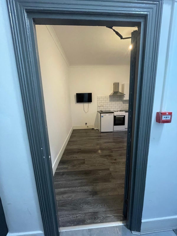 Flat Putney Bridge Road in Greater London