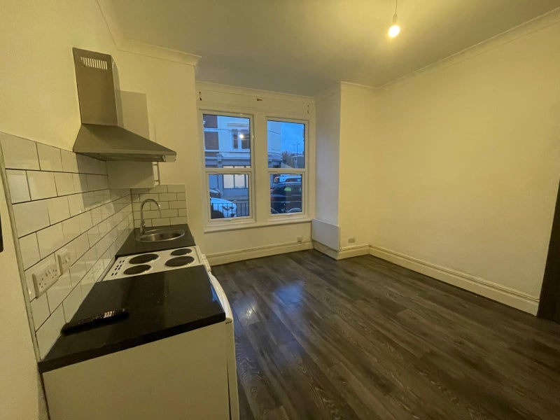 Flat Putney Bridge Road in Greater London