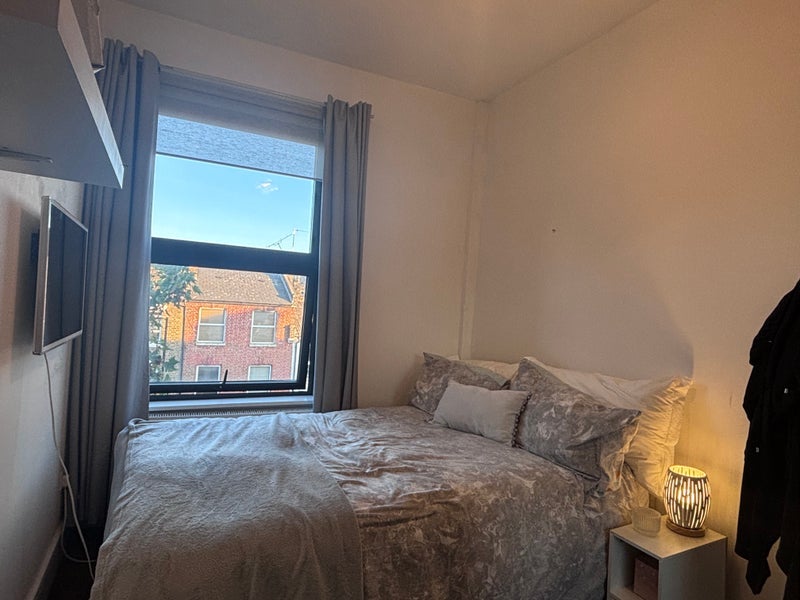 Room Cricketfield Road in Greater London