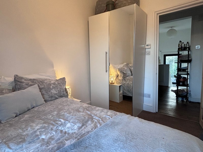 Room Cricketfield Road in Greater London