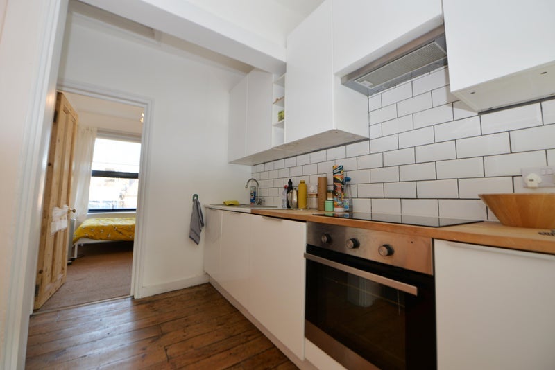 Room Cricketfield Road in Greater London