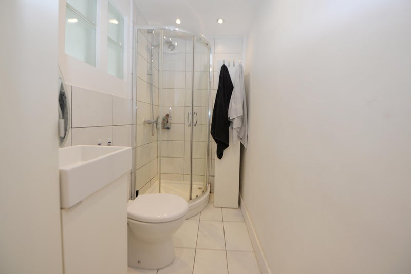 Room Cricketfield Road in Greater London