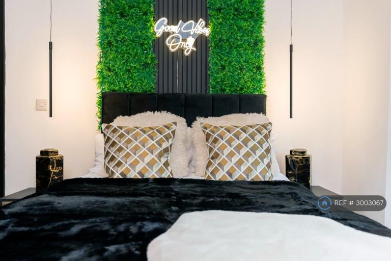 Room Leafield Road in Darlington