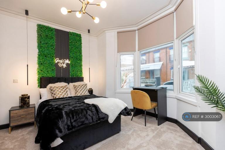 Room Leafield Road in Darlington