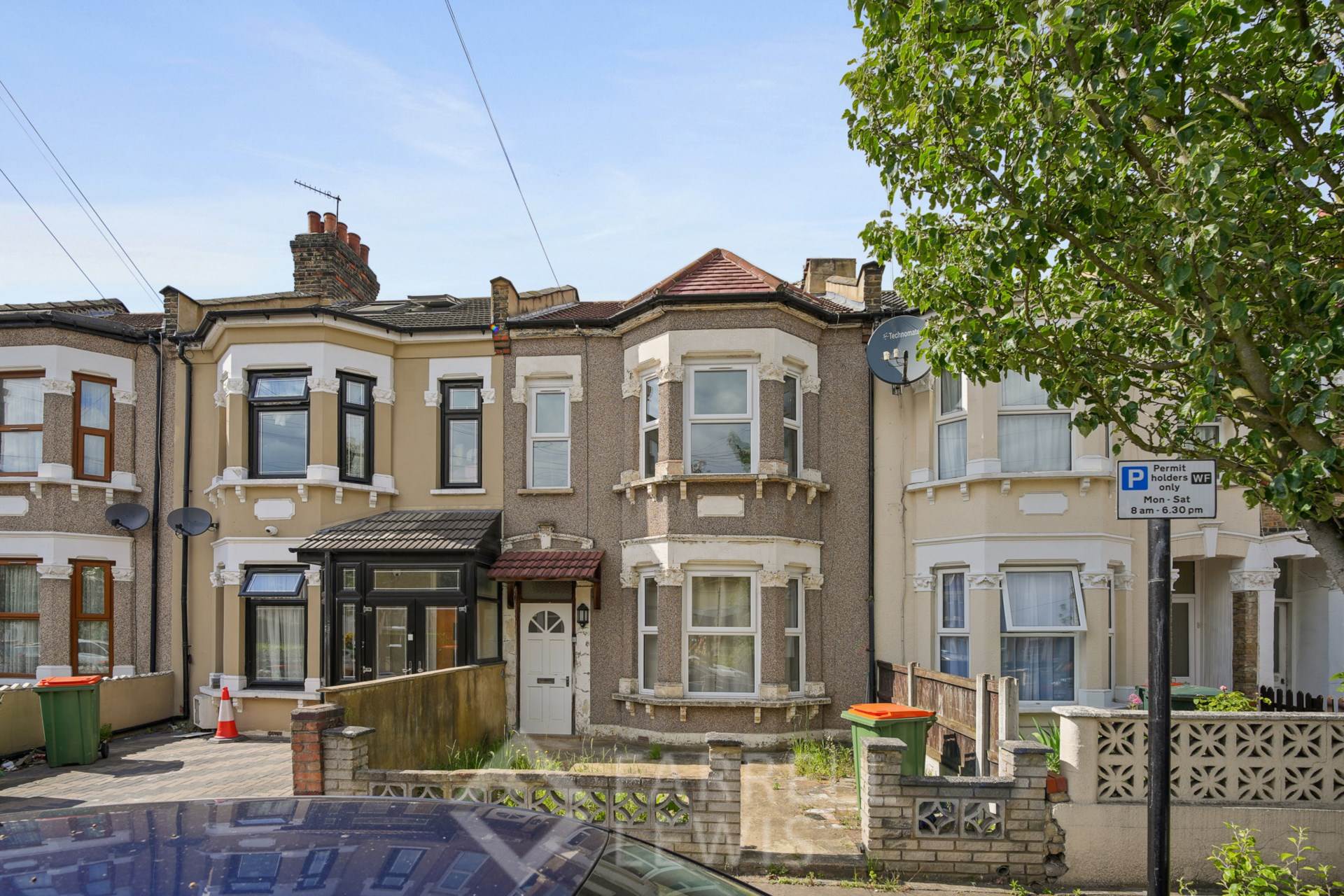 House Victoria Avenue in Greater London