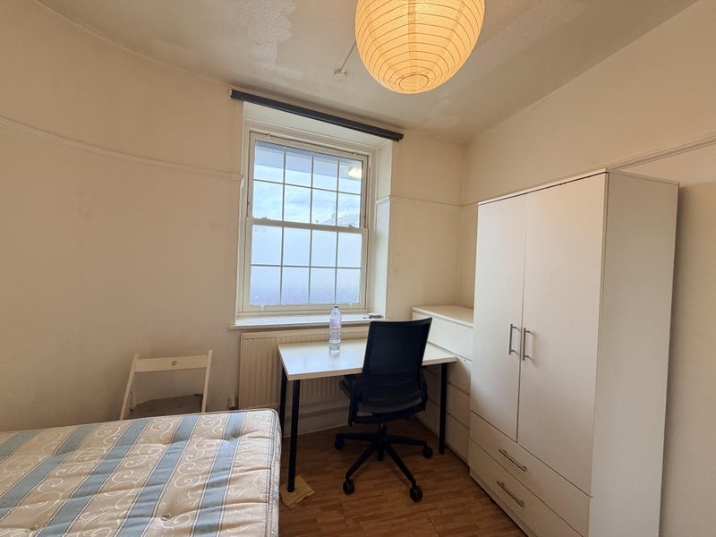 Room Becklow Gardens in Greater London