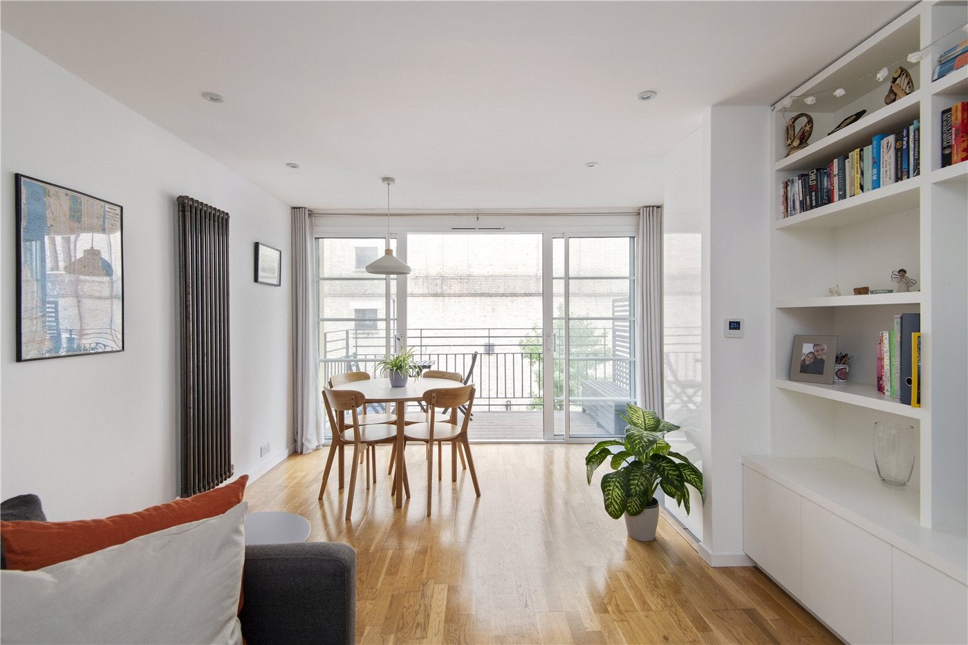 Flat Barrhill Road in Greater London