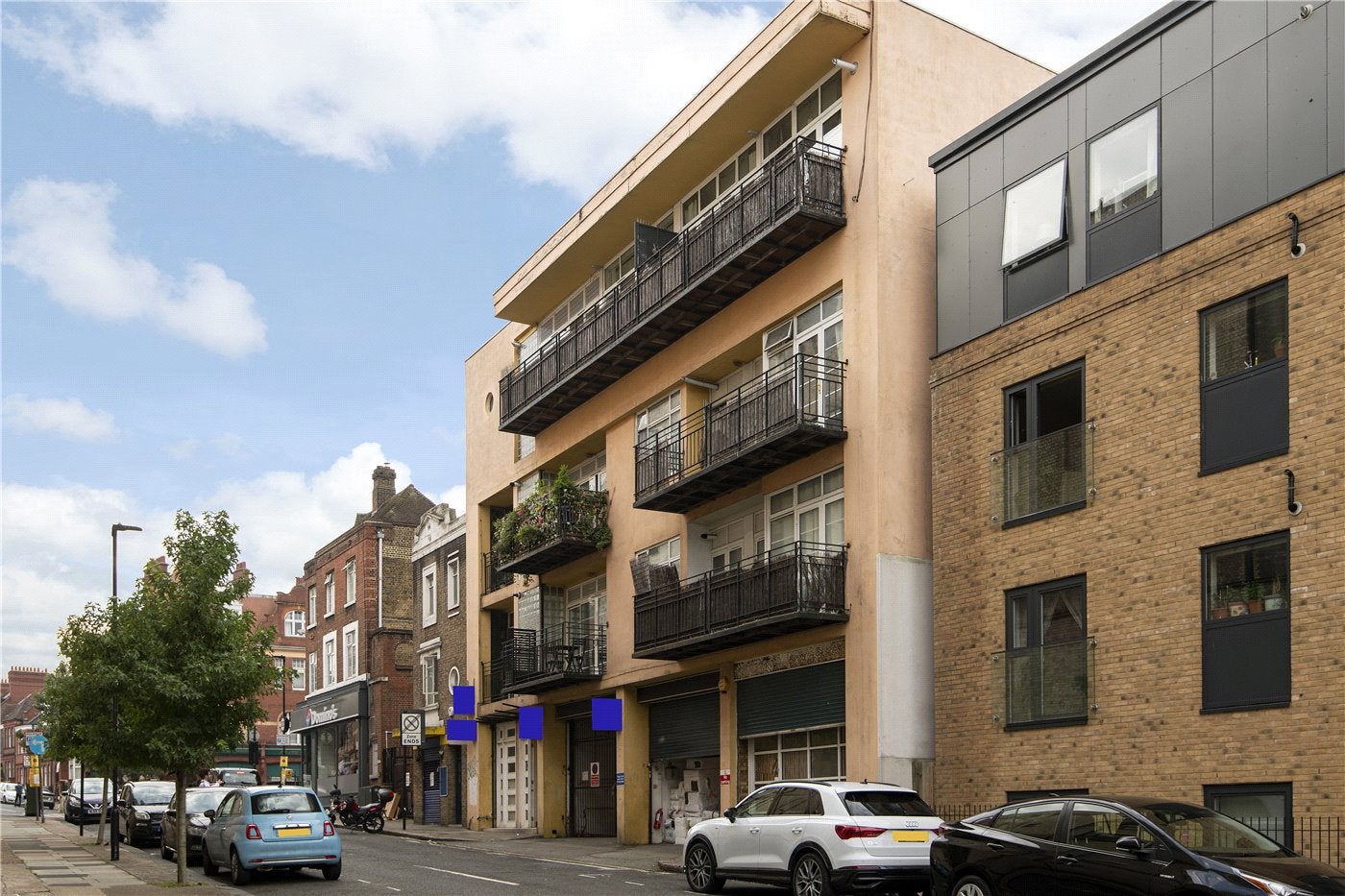 Flat Barrhill Road in Greater London