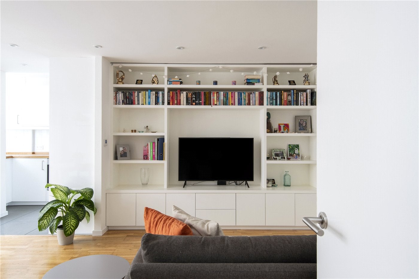Flat Barrhill Road in Greater London