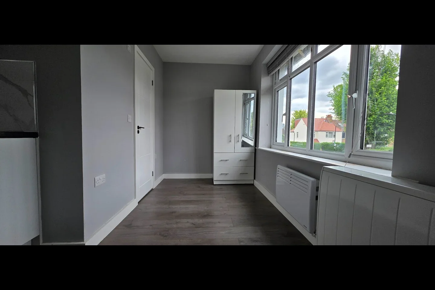 Flat Rose Gardens in Greater London
