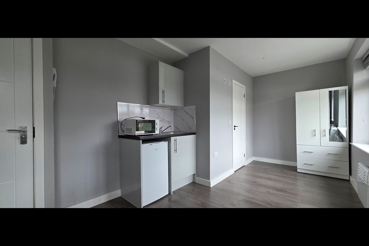 Flat Rose Gardens in Greater London