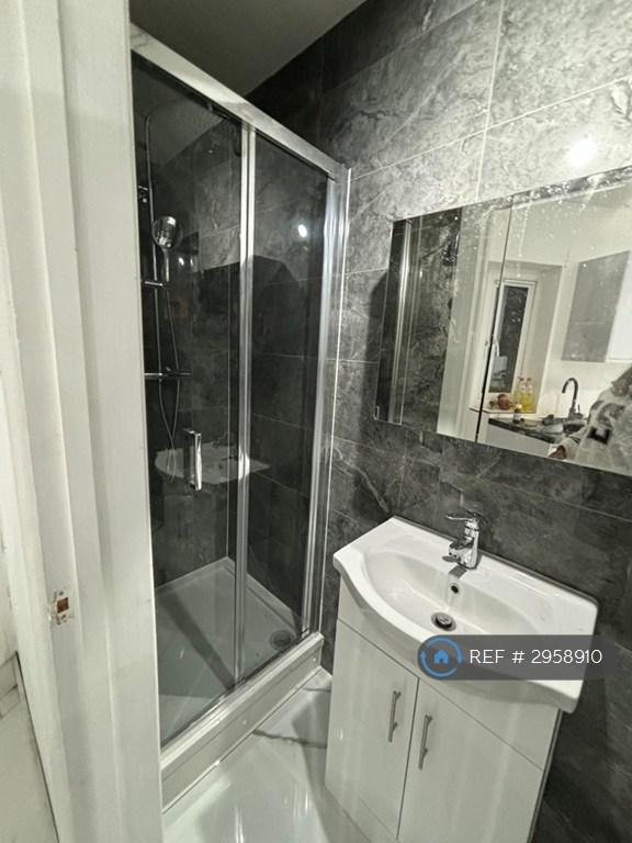 Flat Bouverie Way in Slough