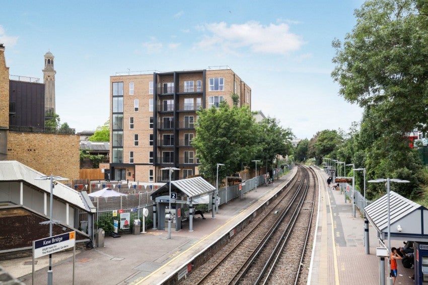 Flat Kew Bridge Road in Greater London