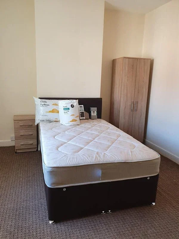 Room Lily Road in Birmingham