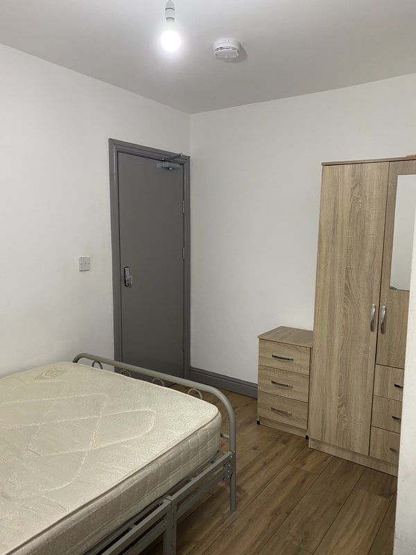 Room Queensland Avenue in Coventry