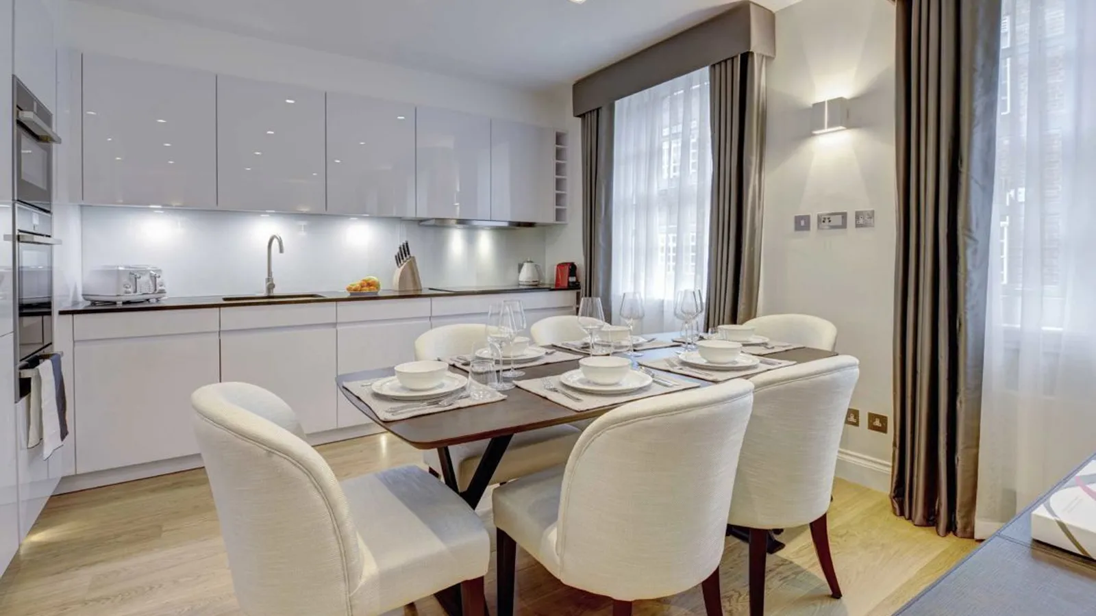 Flat Berkeley Square in City of Westminster