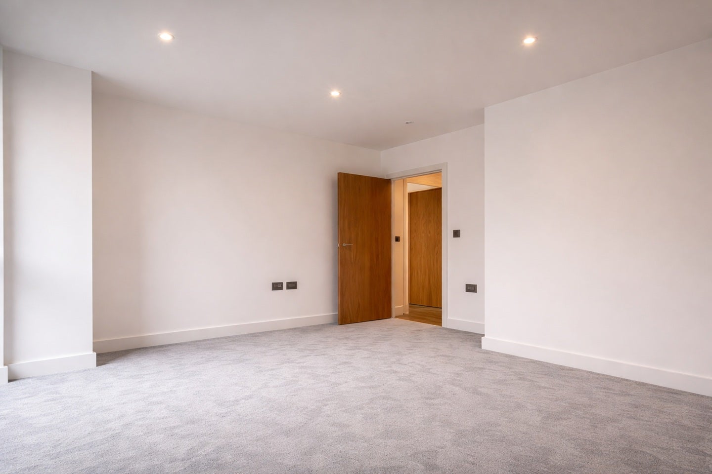 Flat Christchurch Avenue in Greater London