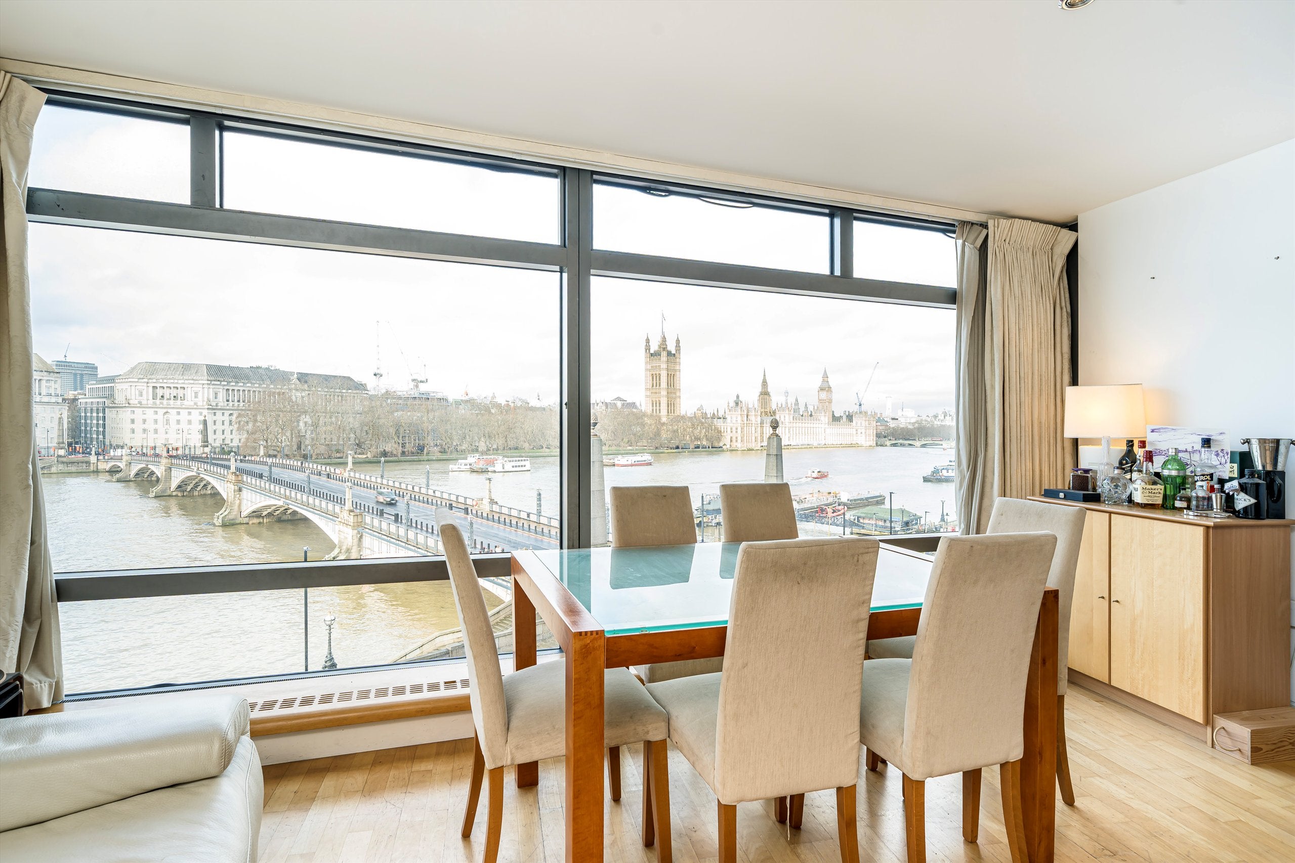 Flat Albert Embankment in Greater London