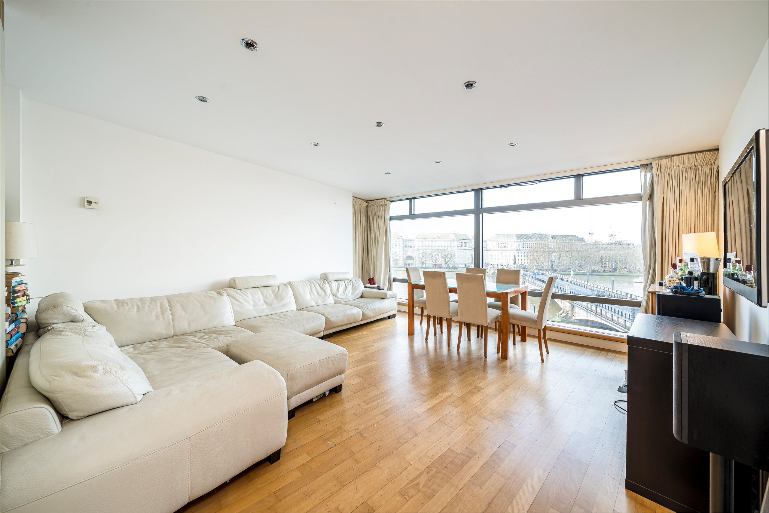 Flat Albert Embankment in Greater London