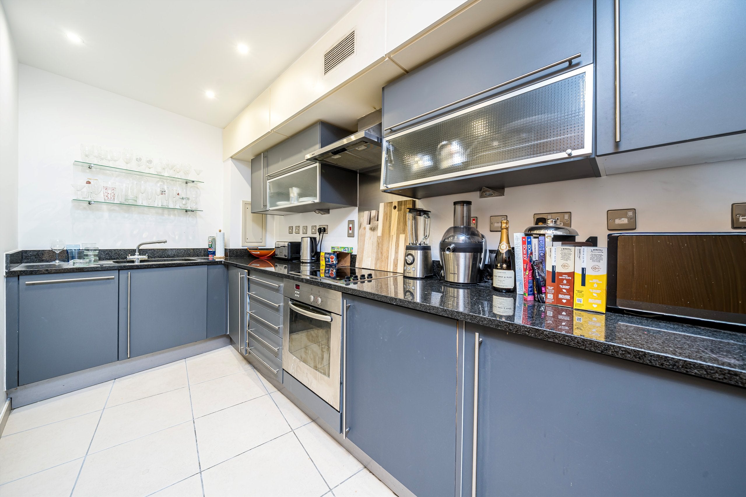 Flat Albert Embankment in Greater London