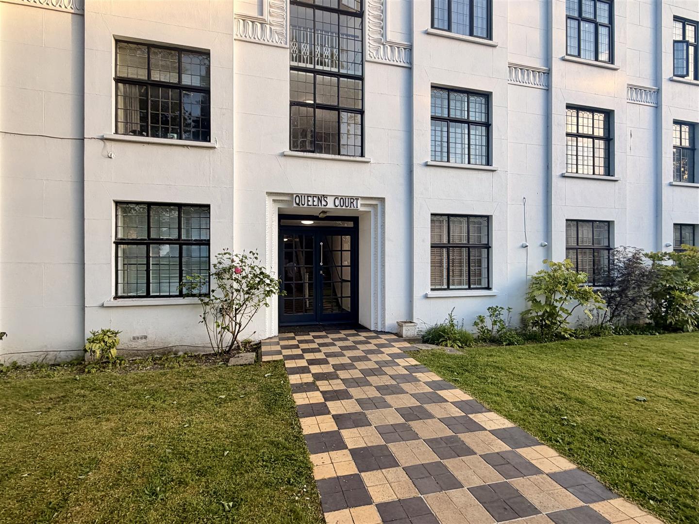 Flat Warham Road in Greater London
