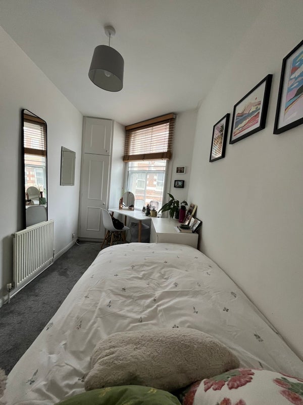 Room North End Road in Greater London