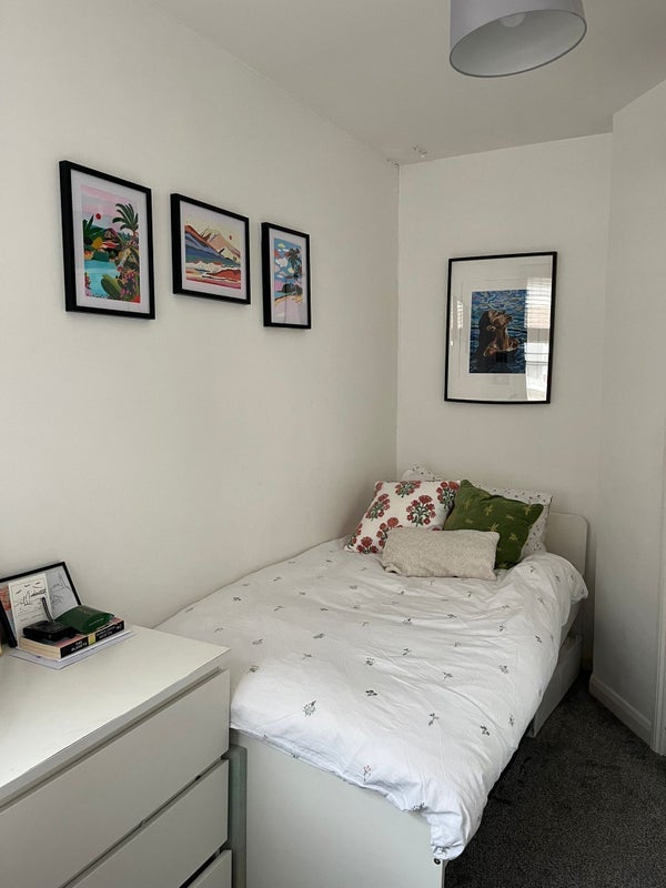 Room North End Road in Greater London