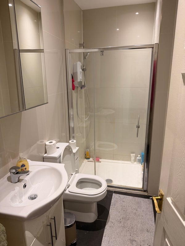Room North End Road in Greater London