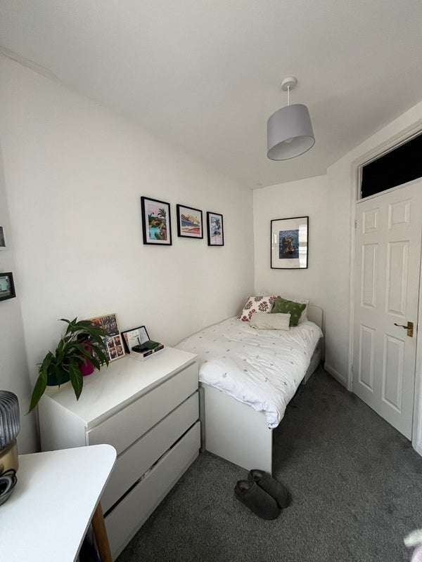 Room North End Road in Greater London