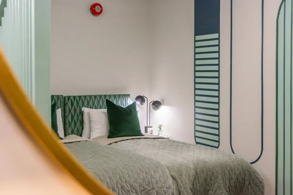 Flat Eardley Crescent in Greater London