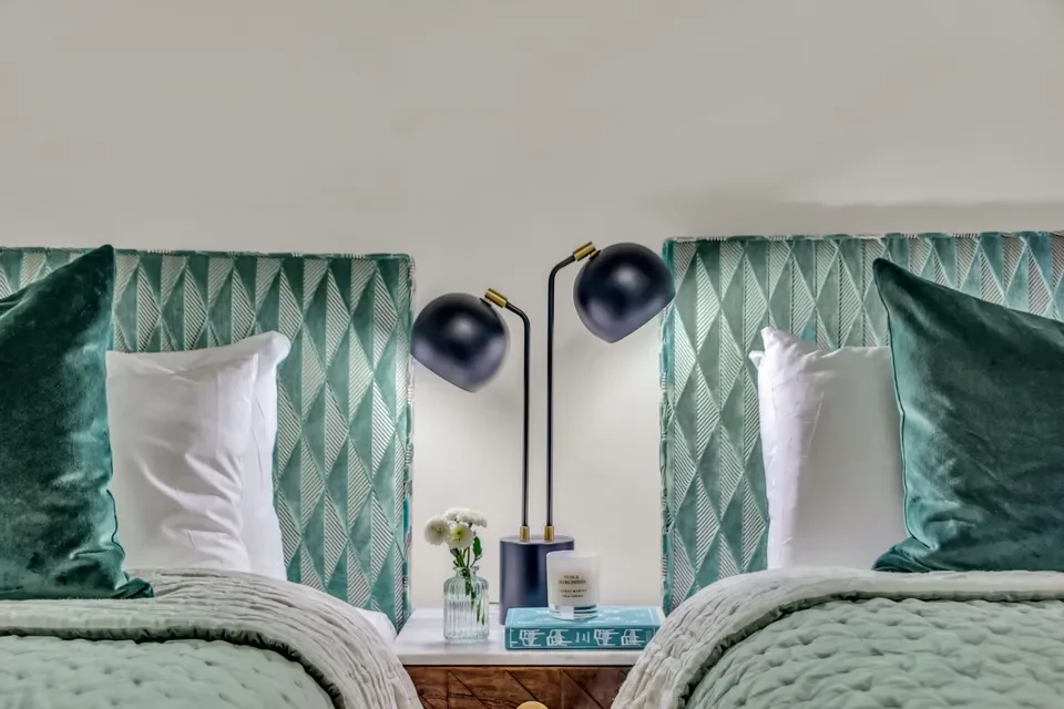 Flat Eardley Crescent in Greater London