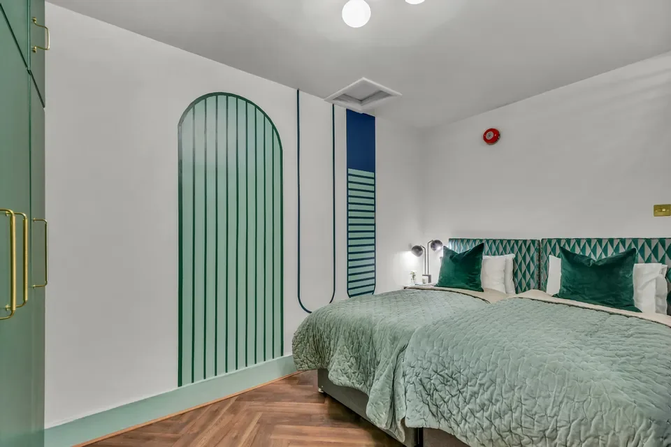 Flat Eardley Crescent in Greater London