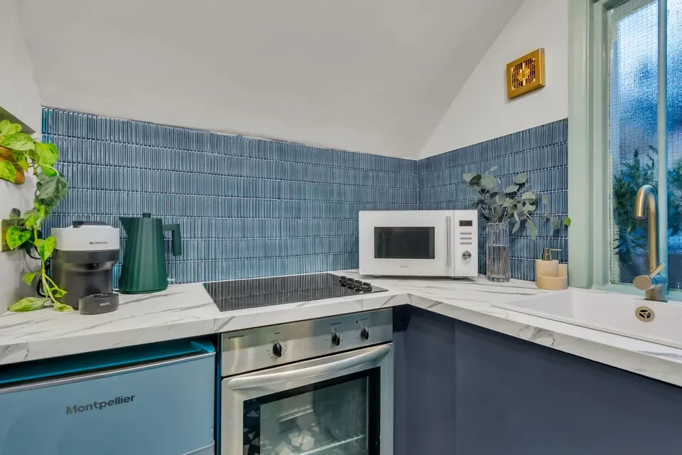 Flat Eardley Crescent in Greater London