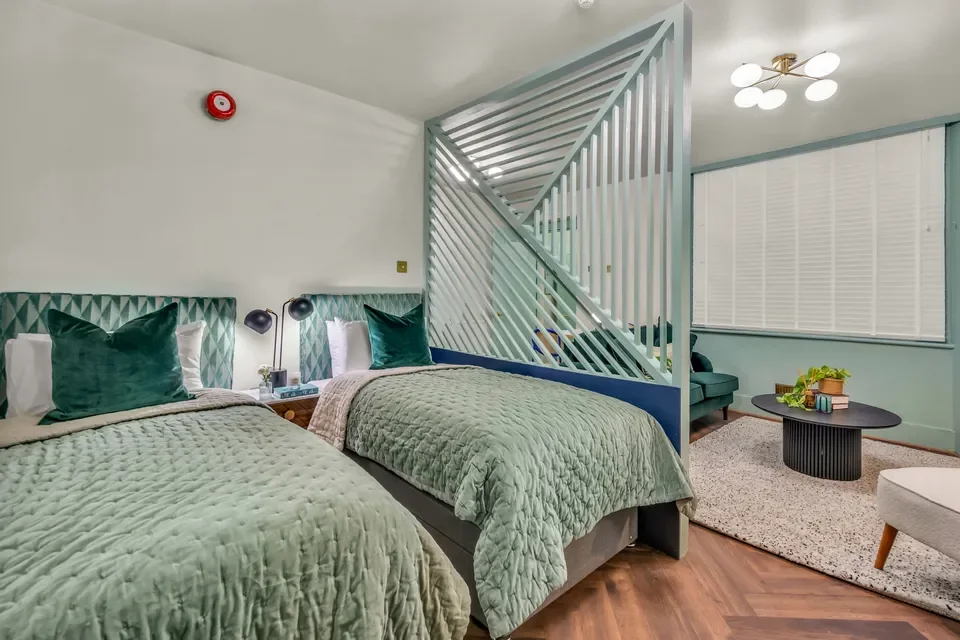 Flat Eardley Crescent in Greater London