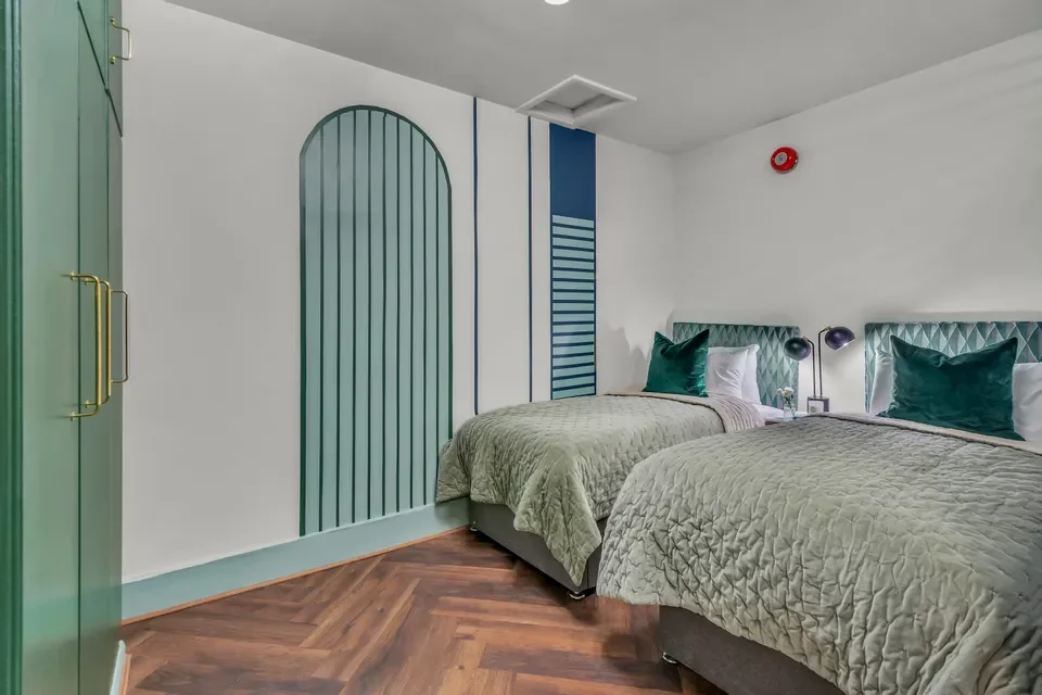 Flat Eardley Crescent in Greater London