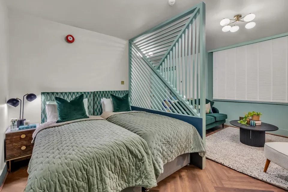 Flat Eardley Crescent in Greater London
