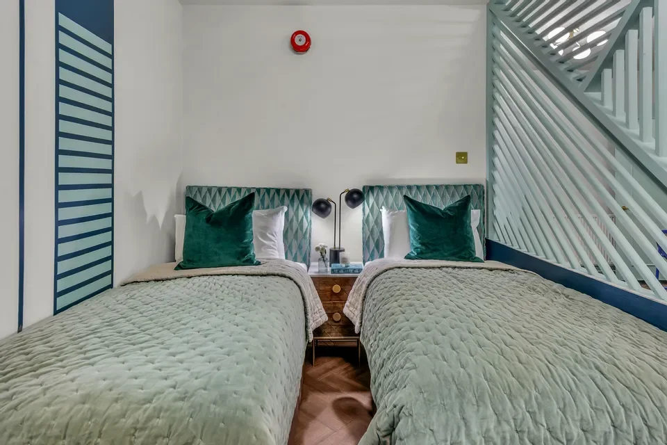 Flat Eardley Crescent in Greater London