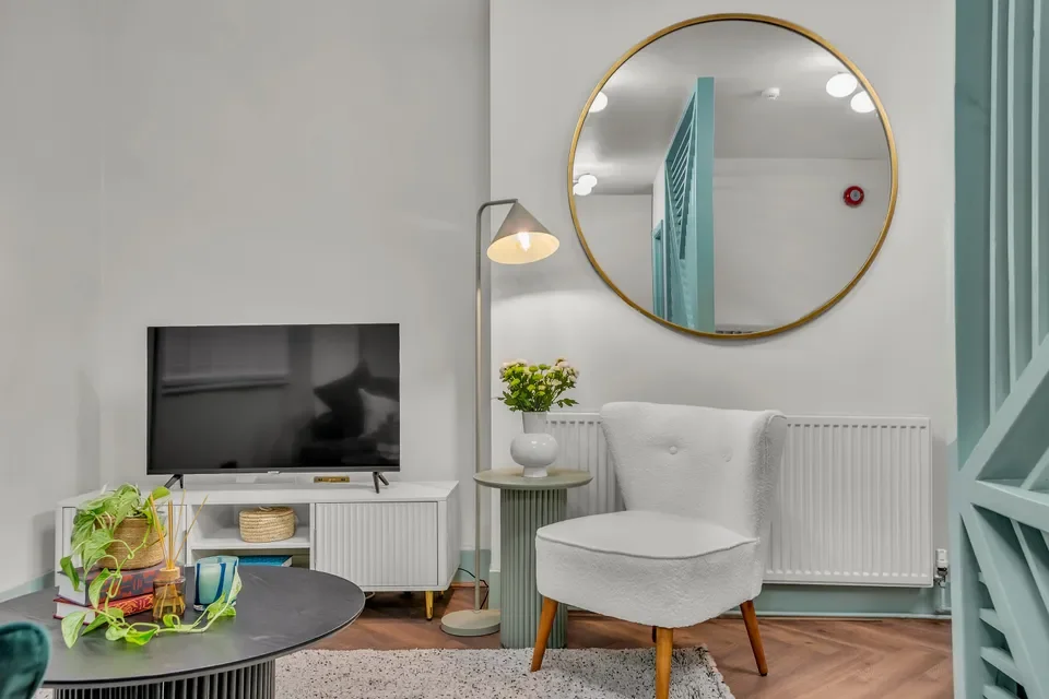 Flat Eardley Crescent in Greater London