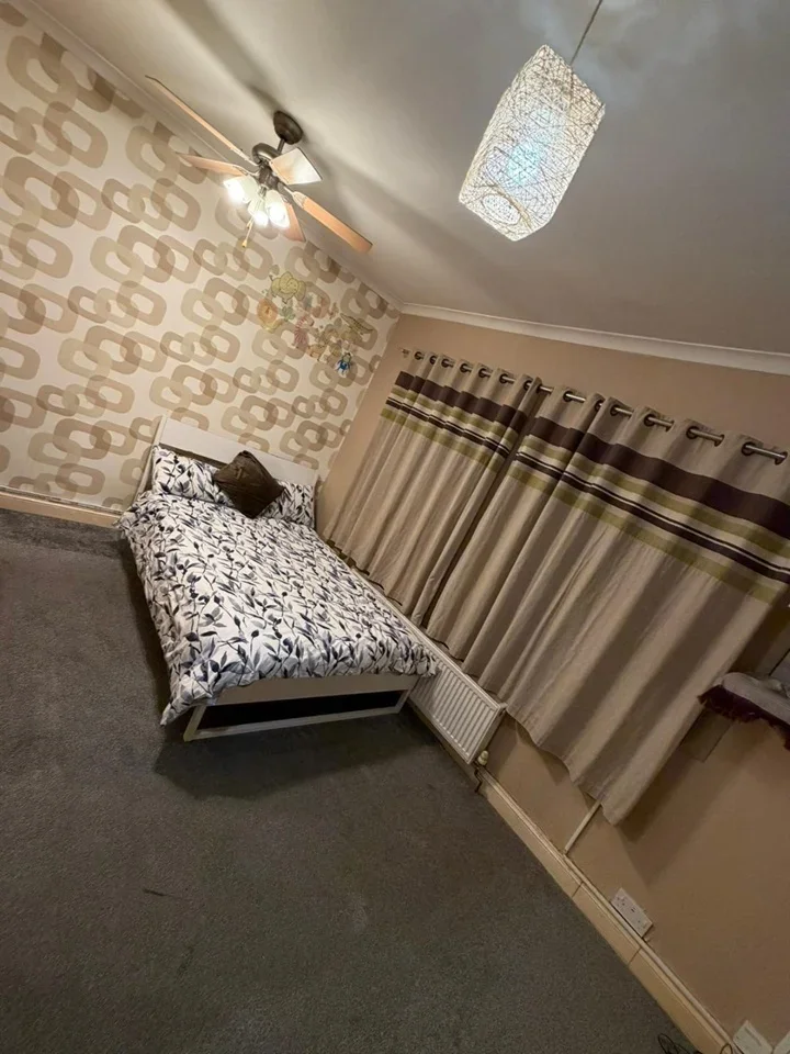 Room Clarence Street in Greater London