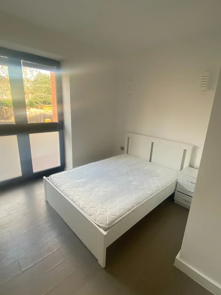 Flat Lincoln Road in Mole Valley