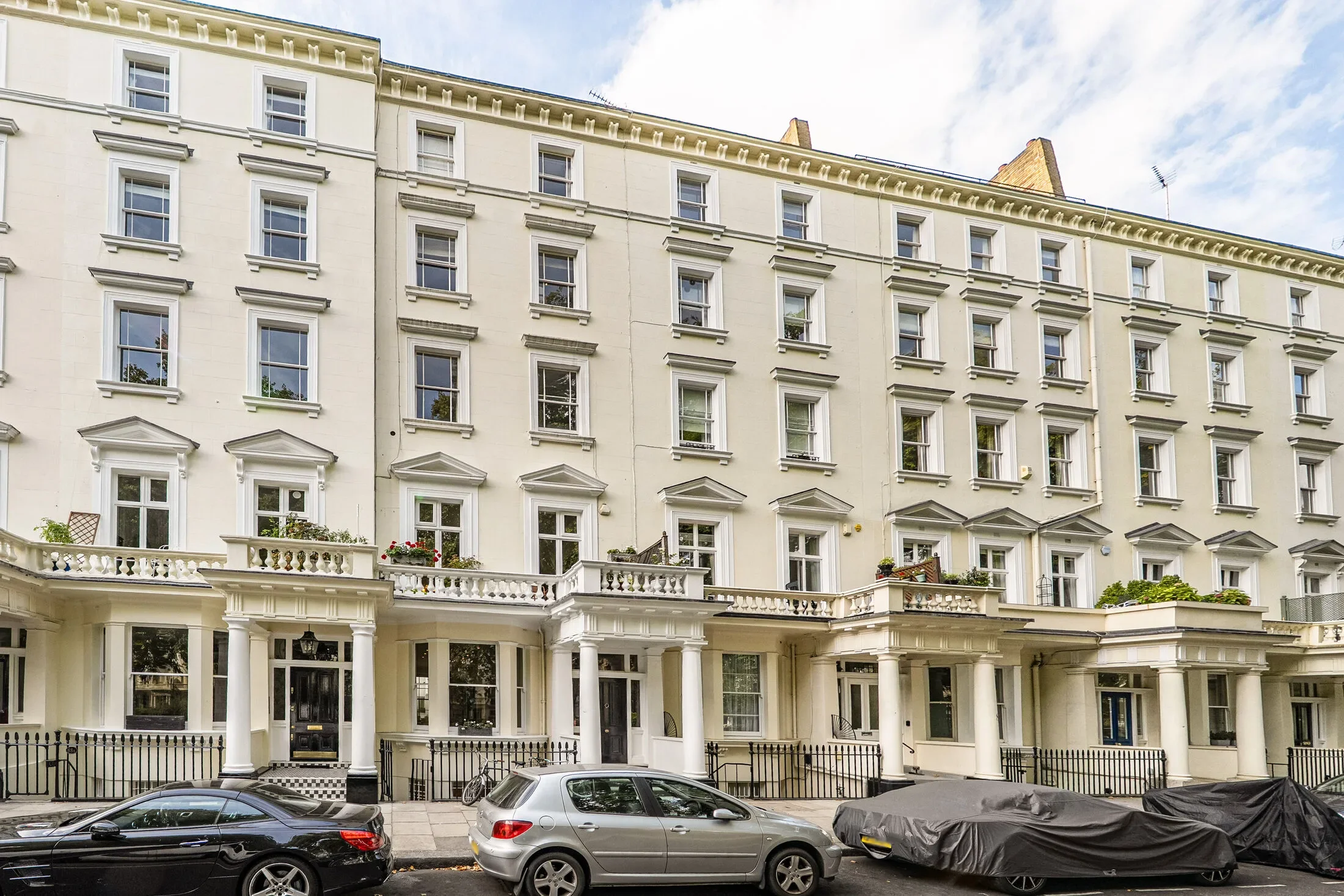 Flat Dolphin Square in City of Westminster