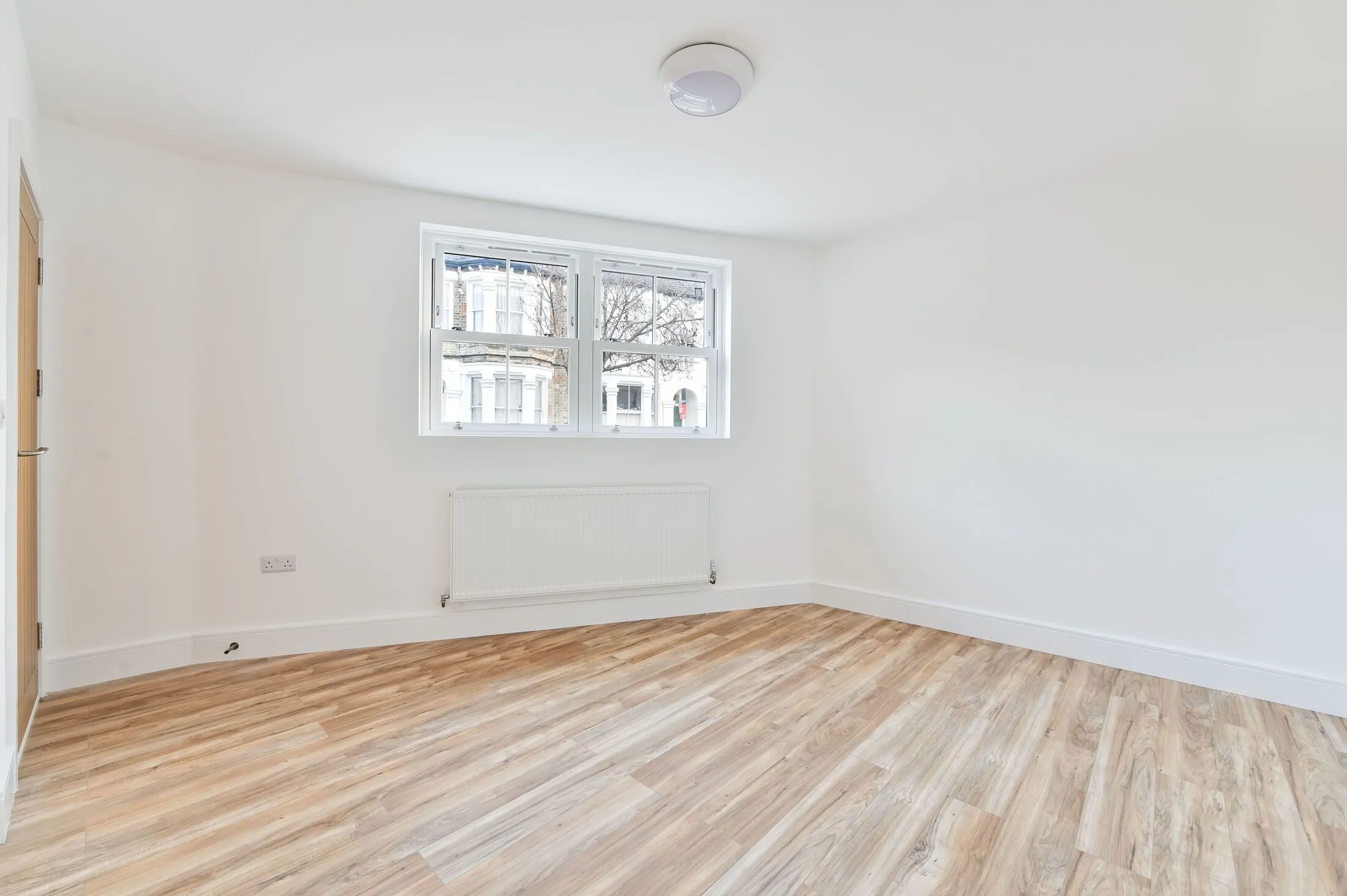 Flat Stephendale Road in Greater London