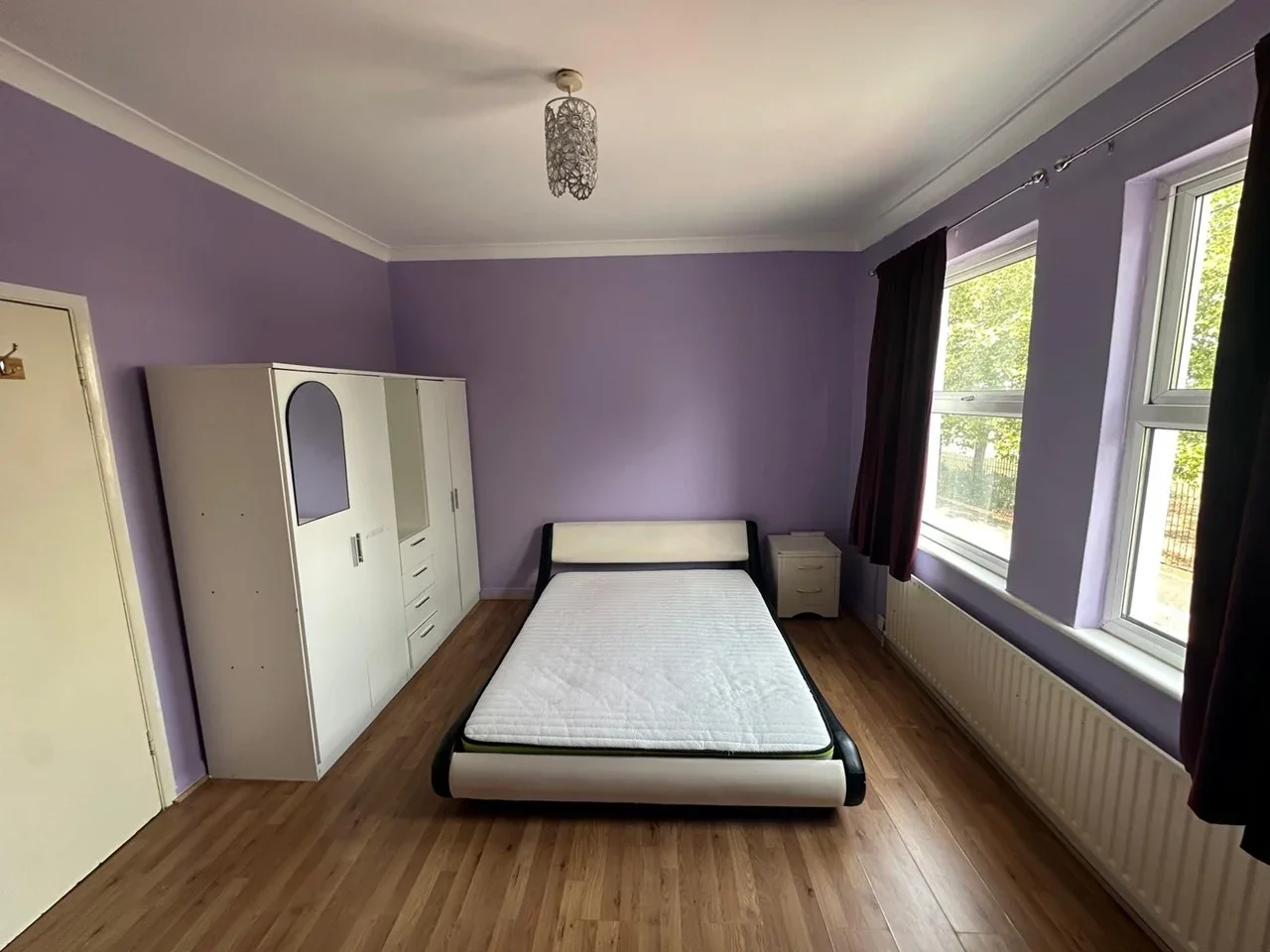 Flat Cann Hall Road in Greater London